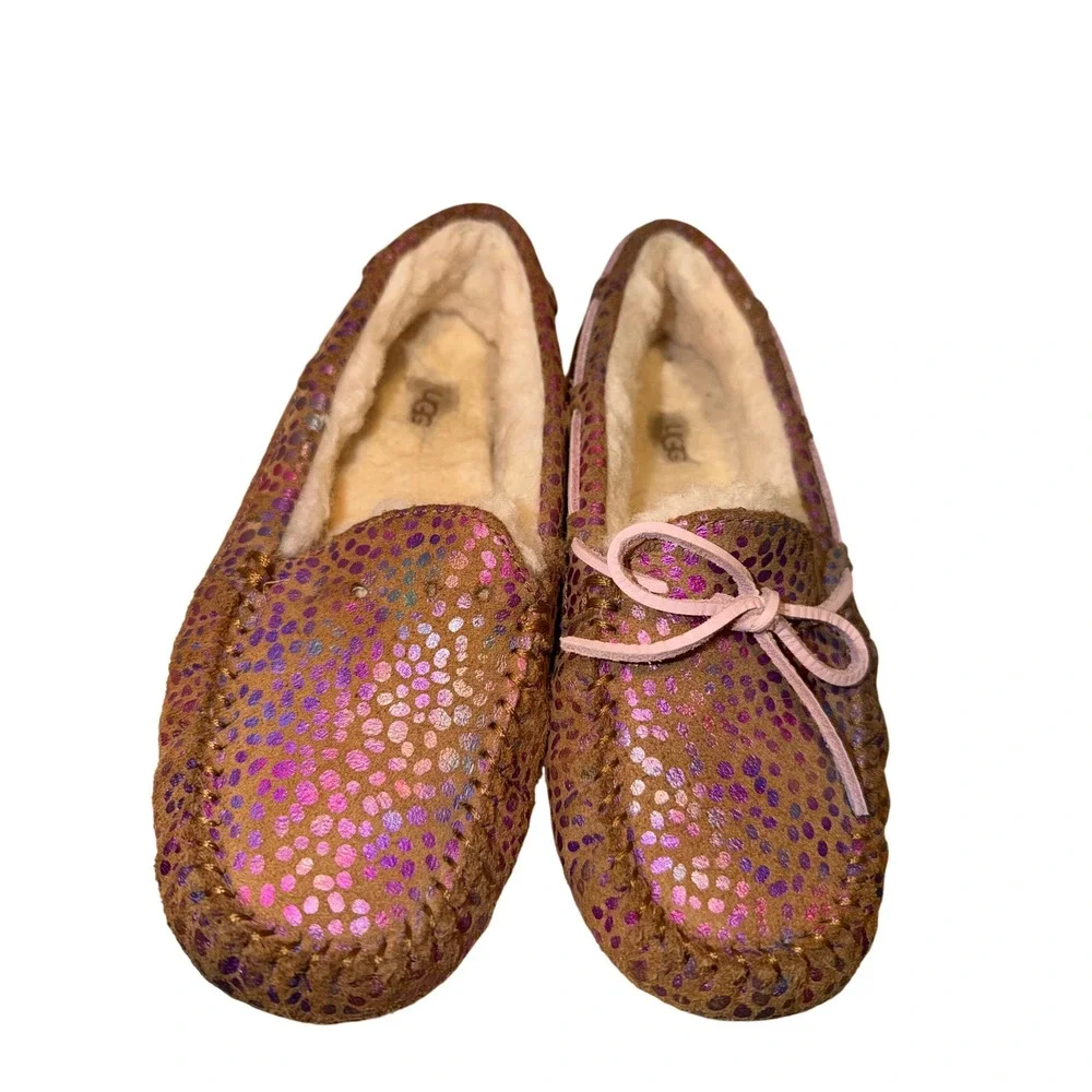 UGG Kids' Dakota Spots moccasin slippers with a metallic‎ rainbow spot size 3
